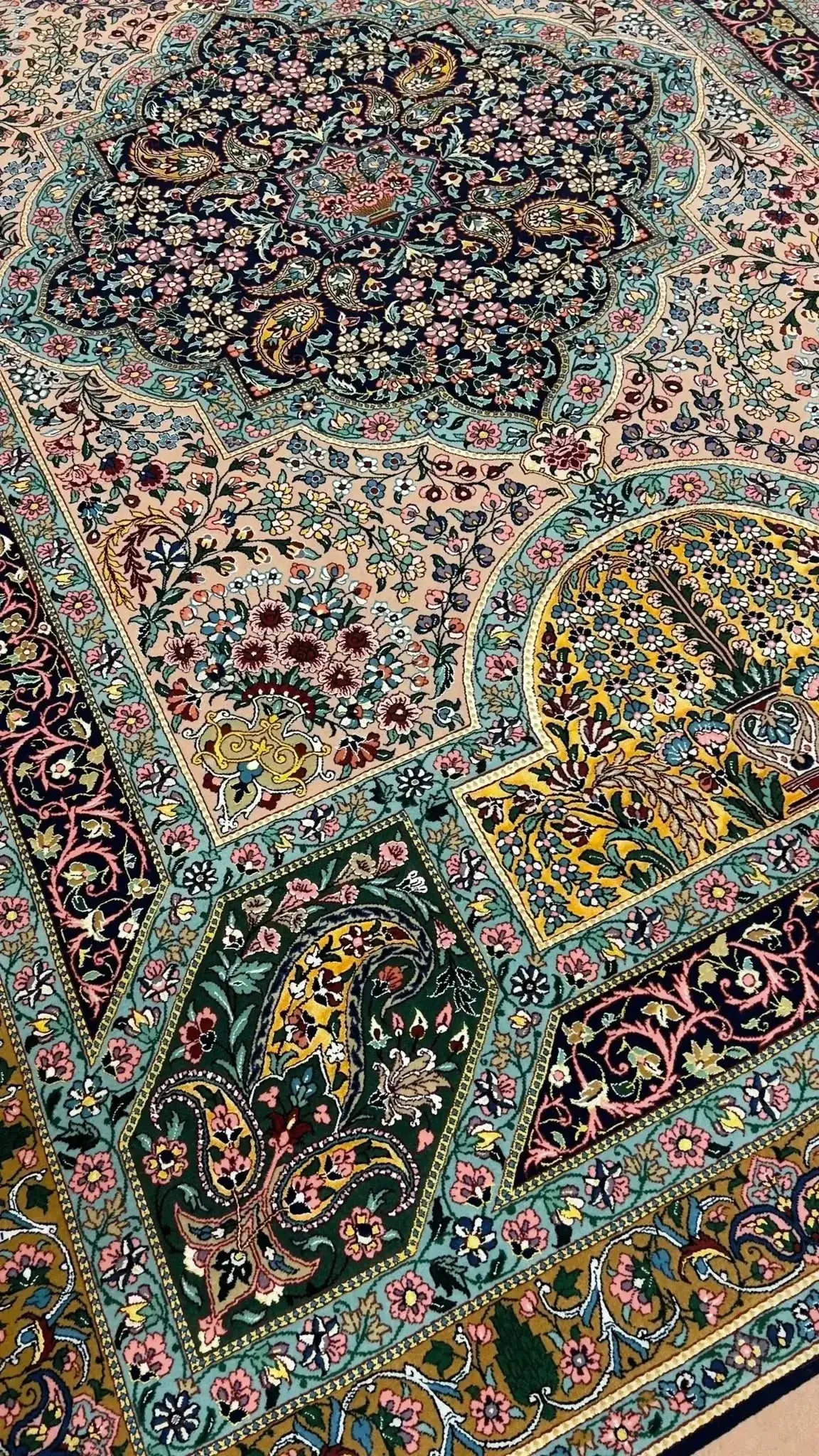 Detailed Border Design of Samavie Rug – A detailed view of the intricate border of the Samavie Persian rug, with vibrant patterns and an elegant floral motif, hand-knotted by skilled artisans in Isfahan, Iran.
